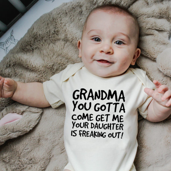 מגוון בגדי גוף לתינוקות עם משפטים מצחיקים על סבא וסבתא - לבנים ולבנות!