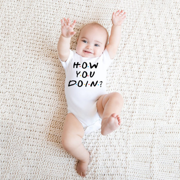 בגד גוף לתינוקות עם הדפס – “How You Doin”