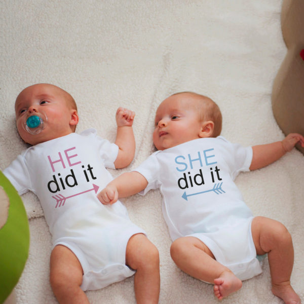 בגדי גוף לתאומים לבנים ולבנות עם הדפס – He/She Did It